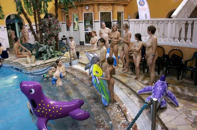 Young nudists in the photo pool [Day of nudism in the pool] [ヌーディズムコレクション]